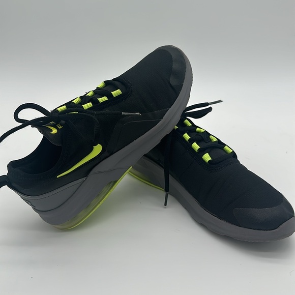 Nike Air Max Motion 2 GS Sneakers Youth Size 7 Black Volt Gray AQ2741–011